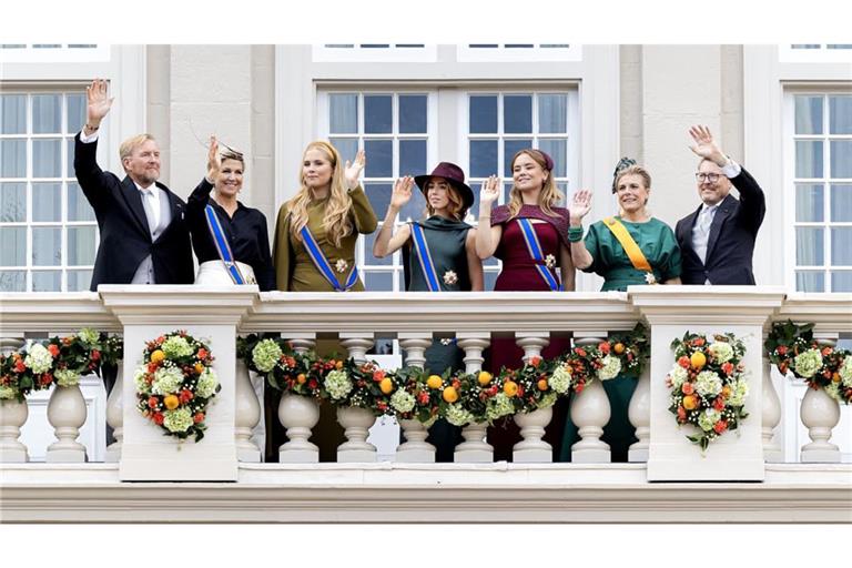 (von links) Der niederländische König Willem-Alexander, Königin Máxima, die Prinzessinnen Amalia, Alexia und Ariane, Prinzessin Laurentien and Prinz Constantijn auf dem Balkon des Noordeinde Palasts in Den Haag.