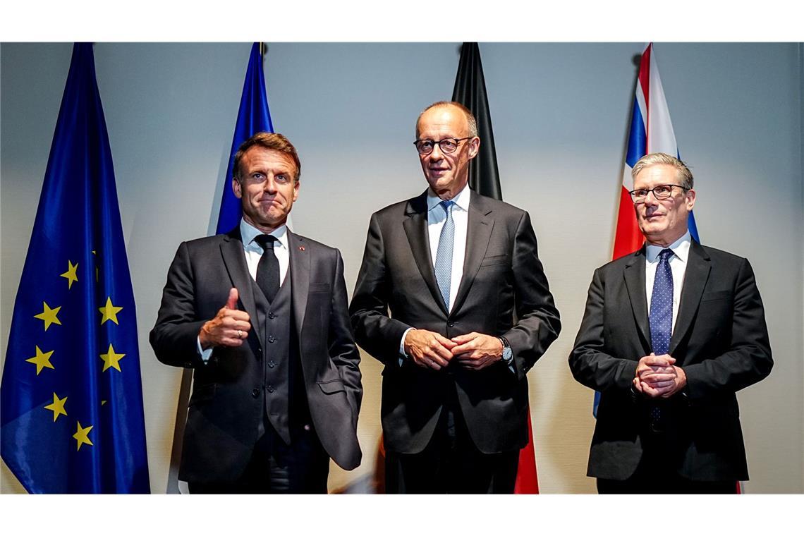 Von links: Frankreichs Präsident Emmanuel Macron, Bundeskanzler Friedrich Merz (CDU) und Keir Starmer, Premierminister von Großbritannien
