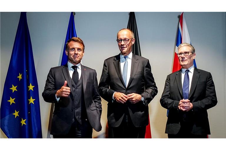 Von links: Frankreichs Präsident Emmanuel Macron, Bundeskanzler Friedrich Merz (CDU) und Keir Starmer, Premierminister von Großbritannien