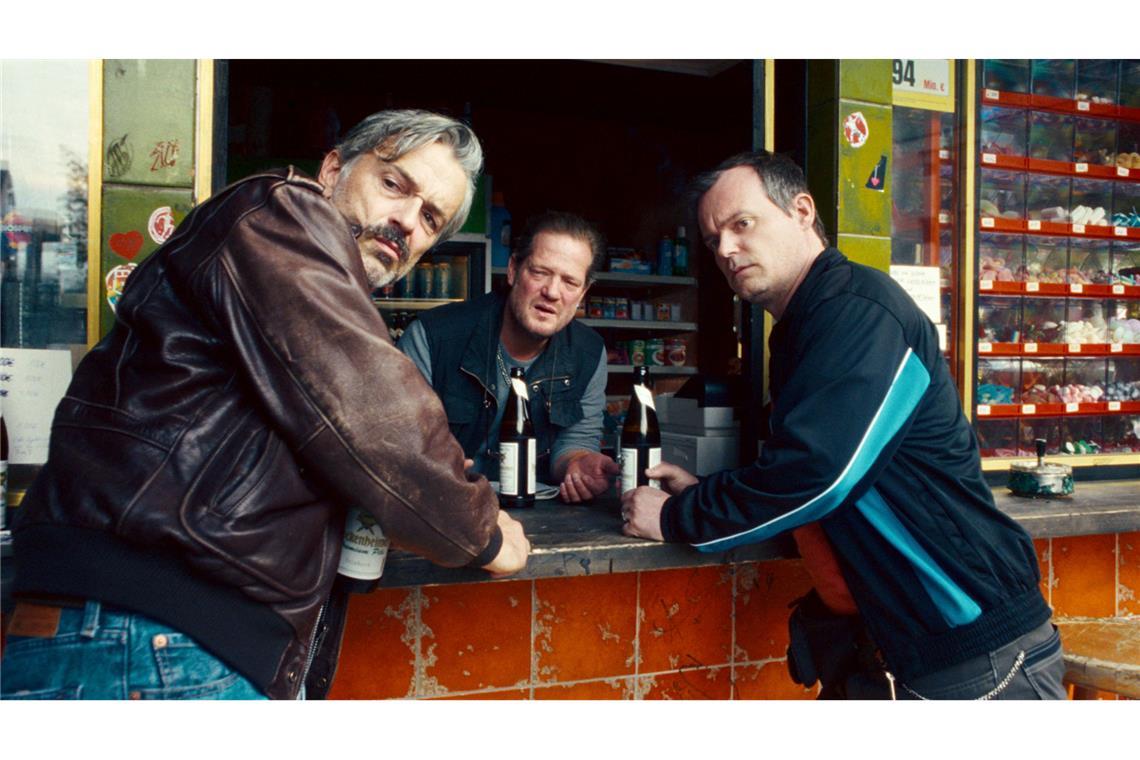 Von links: Guido (Alexander Wipprecht), Hajo (Aurel Manthei) und  



 Thorsten (Johannes Allmayer) an ihrem Stammplatz. 
Foto: HR/Bluelaserboys/Triple Pictures