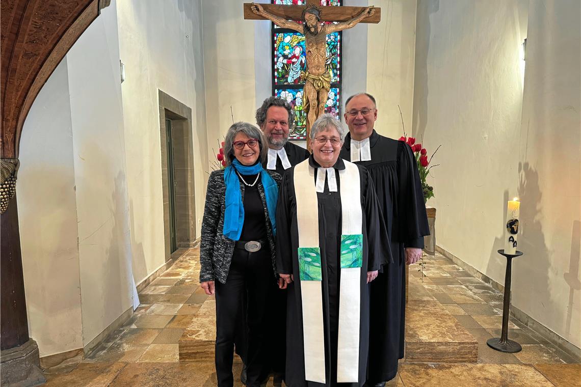 Pfarrerin Elke Gebhardt verabschiedet sich Von links: Kirchengemeinderatsvorsitzende Cornelia Boitin, Pfarrer Günter Koschel, Pfarrerin Elke Gebhardt und Dekan Rainer Köpf in der Ulrichskirche. Foto: evangelischer Kirchenbezirk Backnang