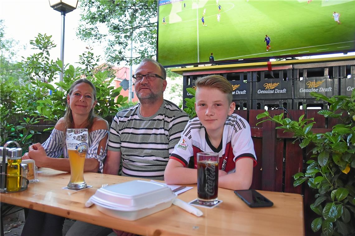 Von links: Melanie Kopp, Ralf und Leon Ulmer, Public Viewing im Merlin beim EM-S...