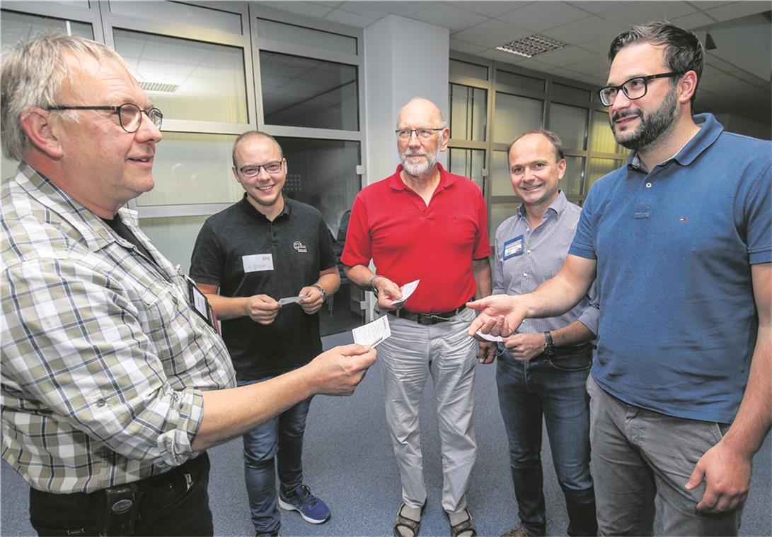 Der frühe Vogel fängt die Empfehlung Von links nach rechts: Adolf Pfeil, Leonard Bahnmüller (Gast), Reinhard Grab, Jürgen Frank und Benjamin Brucker. Foto: A. Becher