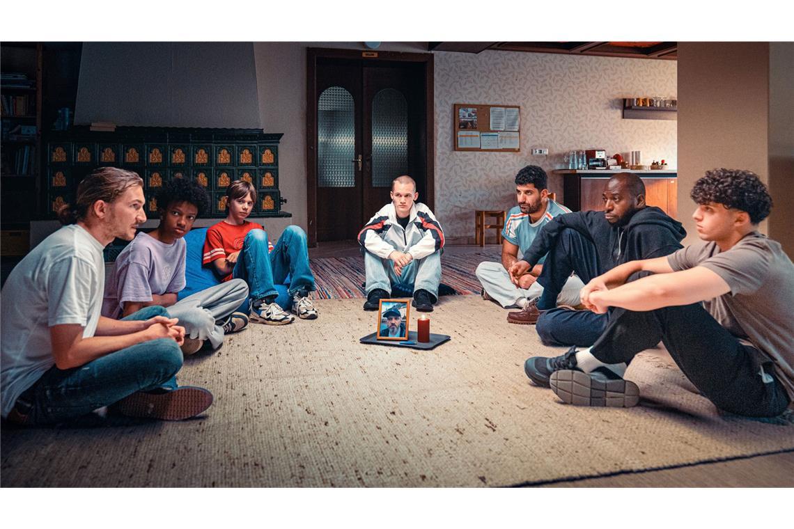 Von links nach rechts: Augustin Groz (Rolle: Simon Rechnik), Yacouba Diabate (Rolle: Oki Okotho Sialo), Christoph Lackner-Zinner (Rolle: Levi Hubner), Tristan Witzel (Rolle: Leon Prammer), Emre Cakir (Rolle: Araz Barzani), Ayo Aloba (Rolle: Femi Olaifa), Renas Hussin (Rolle: Mo Mohammed Essa).