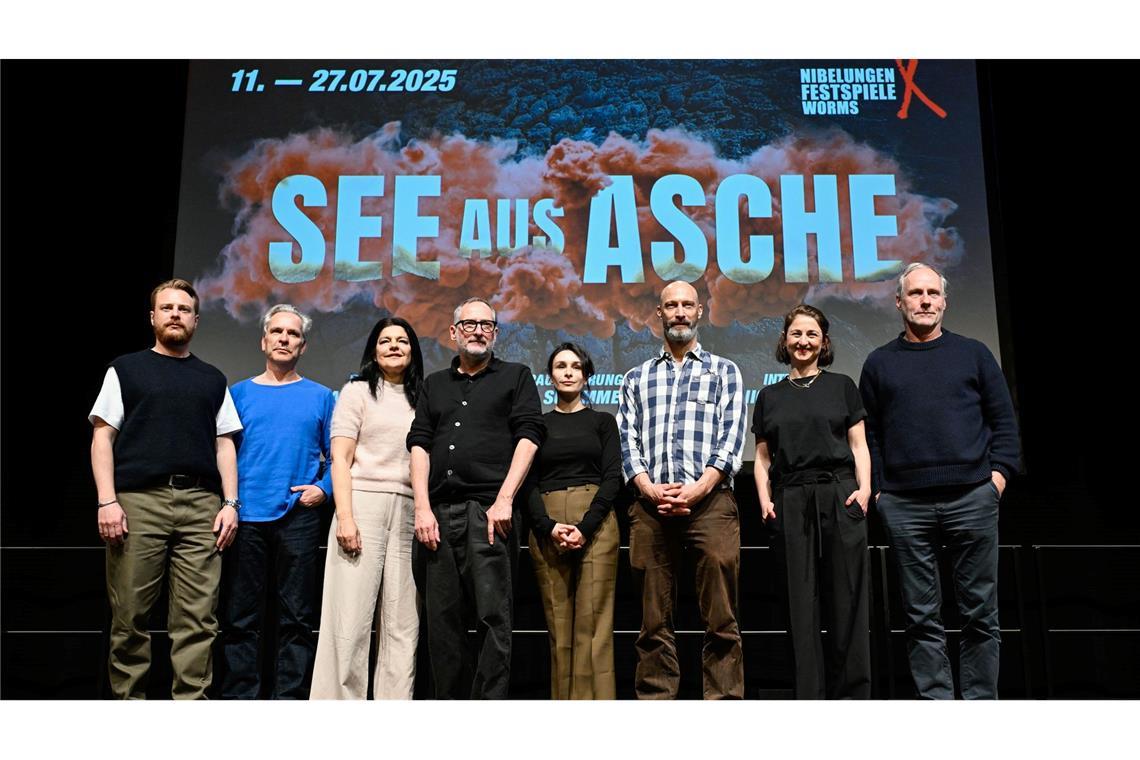 Die großen Sommerfestspiele im Überblick Von links nach rechts: Eivin Nilsen Salthe (l-r), Hans-Werner Leupelt, Jasmin Tabatabai, Dramatiker und Autor Roland Schimmelpfennig, Regisseurin Mina Salehpour, sowie die Schauspieler Andreas Grötzinger, Lisa Natalie Arnold und Wolfram Koch bei einer Pressekonferenz zu den Wormser Festspielen. (Archivbild)