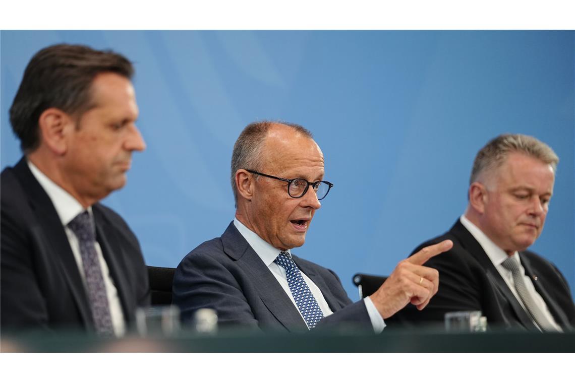 Von links: Olaf Lies (SPD), Ministerpräsident von Niedersachsen, Bundeskanzler Friedrich Merz (CDU) und Gordon Schnieder (CDU), Ministerpräsident von Rheinland-Pfalz bei der Ministerpräsidentenkonferenz im Bundeskanzleramt