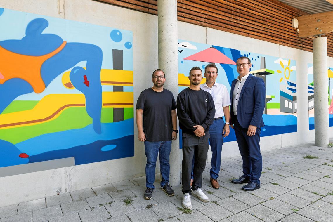 Ein fröhlich-buntes Kunstwerk verschönert den Eingang beim Wonnemar Von links: Thomas Idler, Joschka Zettler, Martin Hinderer und Maximilian Friedrich.Foto: Dietmar van der Linden