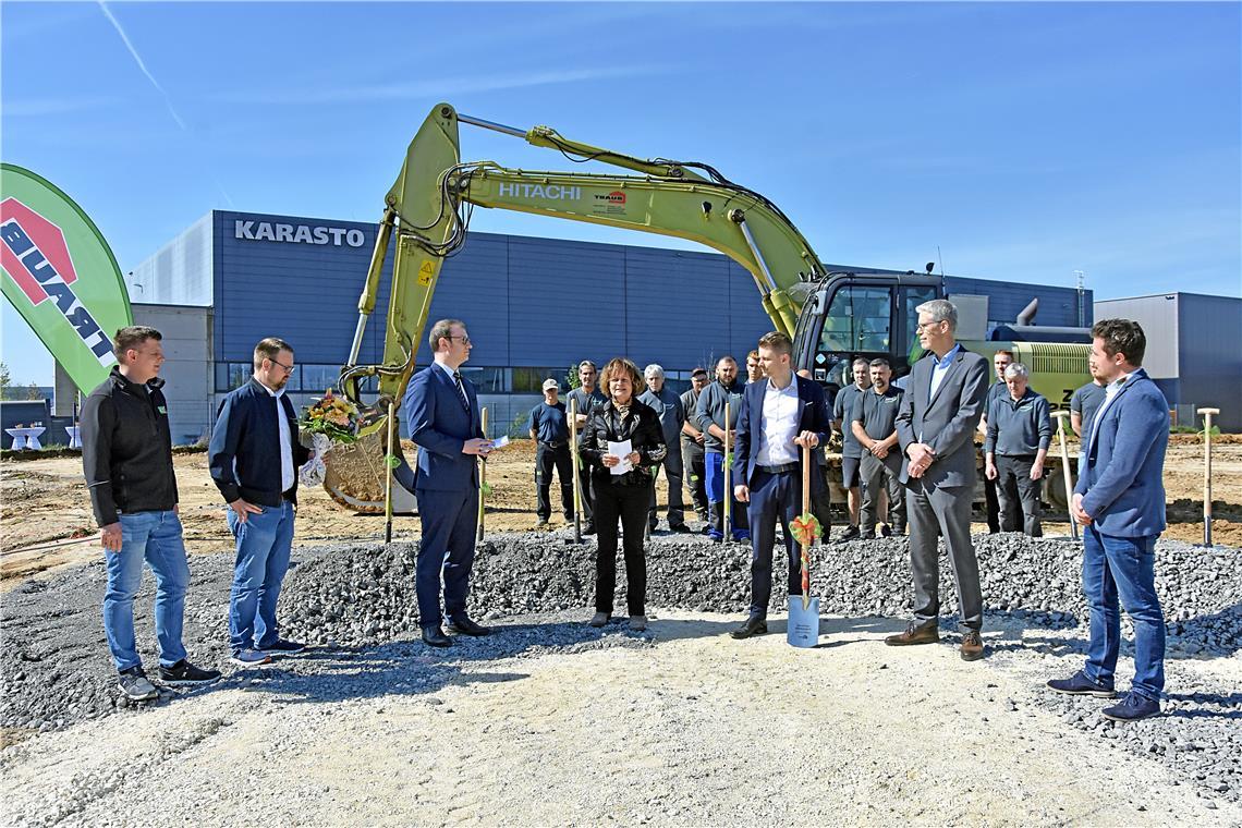 Von links zu sehen sind: Moritz Groß und Florian Bolsinger vom ausführenden Bauunternehmen Traub, Maximilian Friedrich, Carola Reese, Matthias Reese, Norbert Badstieber und Lukas Traub, Geschäftsführer des Bauunternehmens. Foto: Tobias Sellmaier