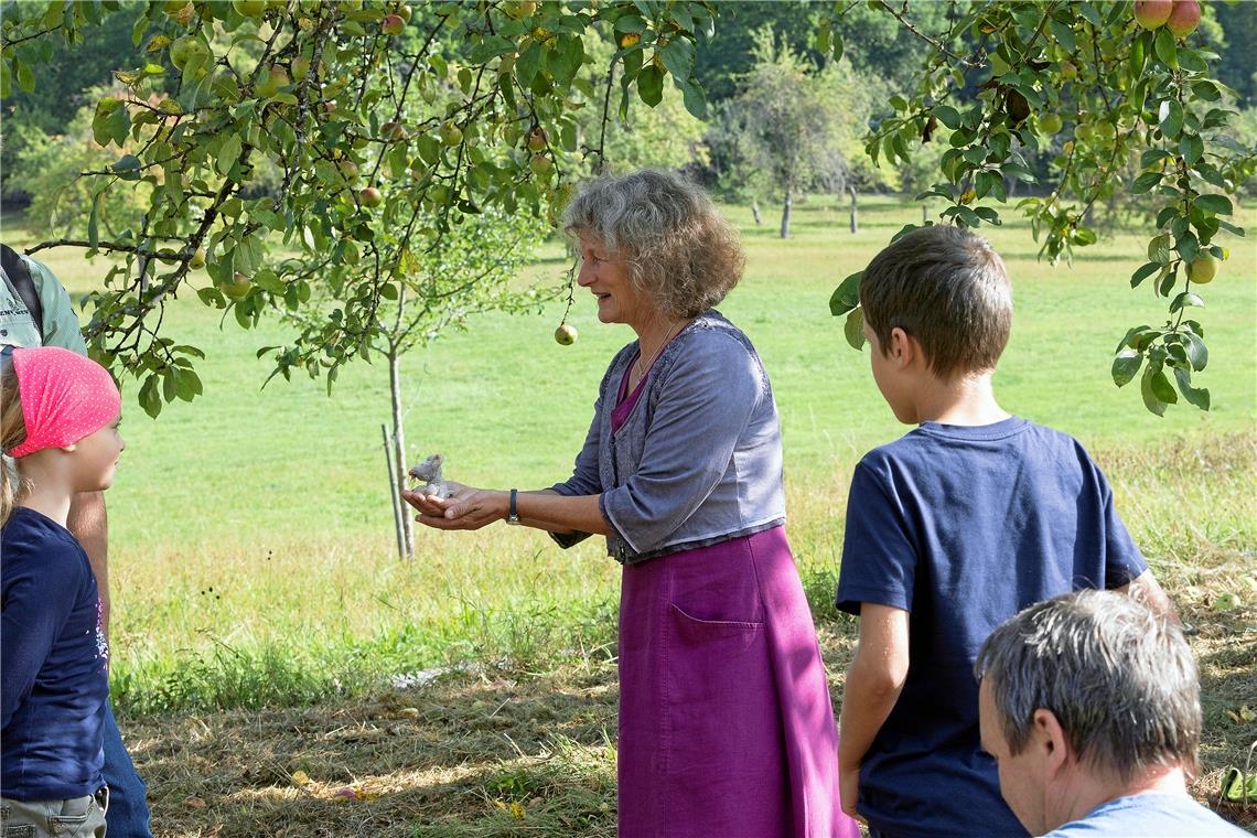 Von Mäuschen und Menschen: Märchenerzählerin Petra Weller verzaubert ihre Zuhörer mit Geschichten über das geheime Leben der Waldtiere – ein schönes Erlebnis für die ganze Familie.