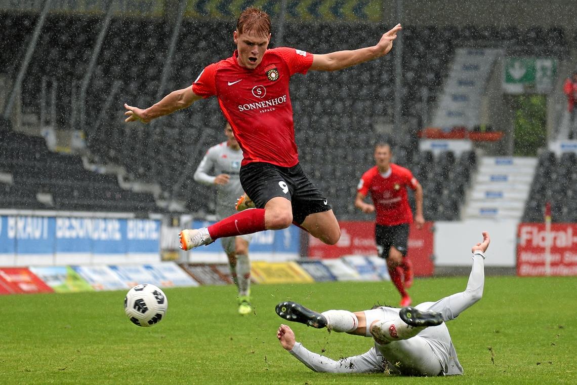 Von Mainz gestoppt: Angreifer David Hummel (rotes Trikot) und die SG Sonnenhof. Das 1:3 war für die Elf aus dem Fautenhau die erste Niederlage der Saison. Foto: A. Becher