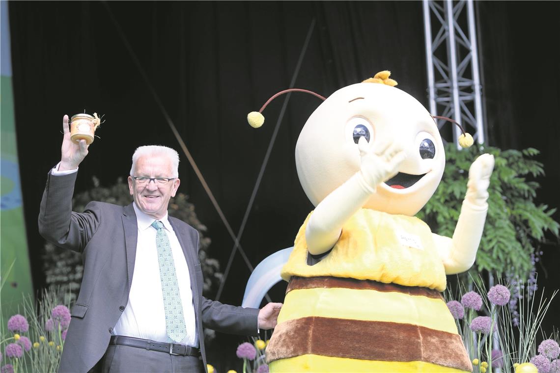 „Wir brauchen 100 Prozent Naturschutz“ Von Maskottchen Remsi gibt es für Ministerpräsident Kretschmann ein Glas Remstal-Honig.