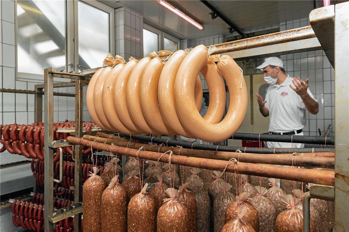 Von Mettwurst und Salami bis zu Schnitzel und Braten. In der Metzgerei Rupp-Holzwarth werden Fleischprodukte handwerklich hergestellt.Fotos: J. Fiedler