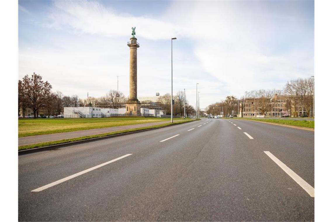 Von morgendlichem Berufsverkehr ist in der Lavesallee an der Waterloosäule in Hannover nichts mehr zu spüren. Foto: Moritz Frankenberg/dpa