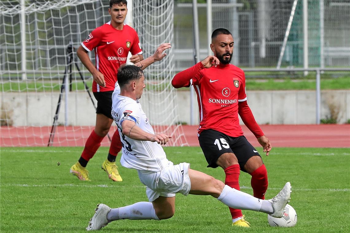 Von Neckarsulm und Steven Neupert gestoppt: Emanuel Popescu und die SG Sonnenhof, die nur zu einem 1:1 kam. Foto: Alexander Bartok