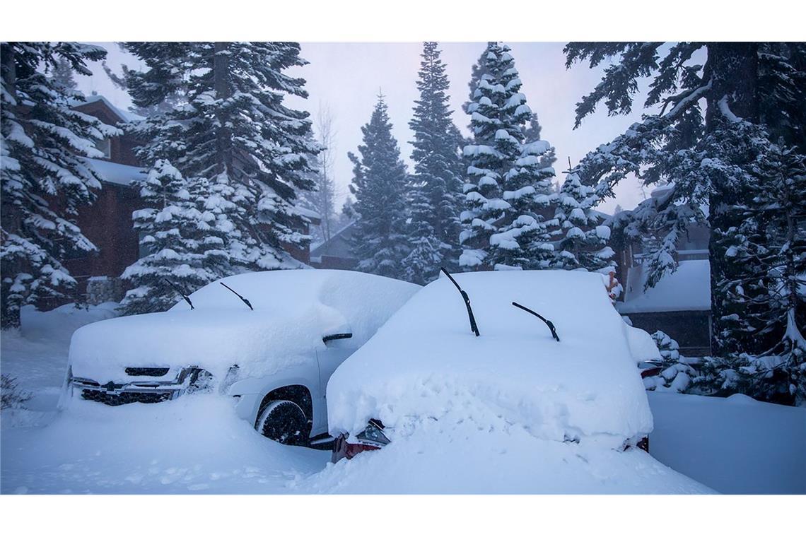 Von Neuschnee bedeckte Autos in Mammoth Lakes: Ein Wintersturm hat in der Stadt in Kalifornien bereits 33 bis 38 Zentimeter Schnee fallen lassen.