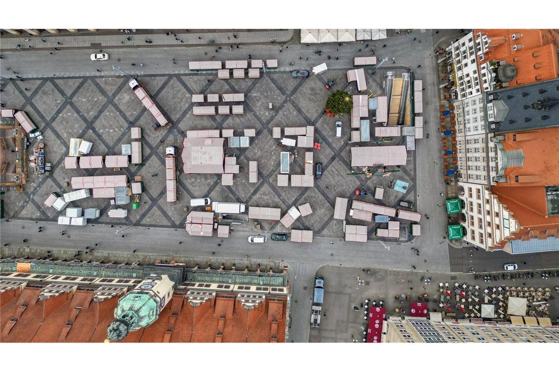 Von oben: Budenaufbau für den Leipziger Weihnachtsmarkt hat begonnen