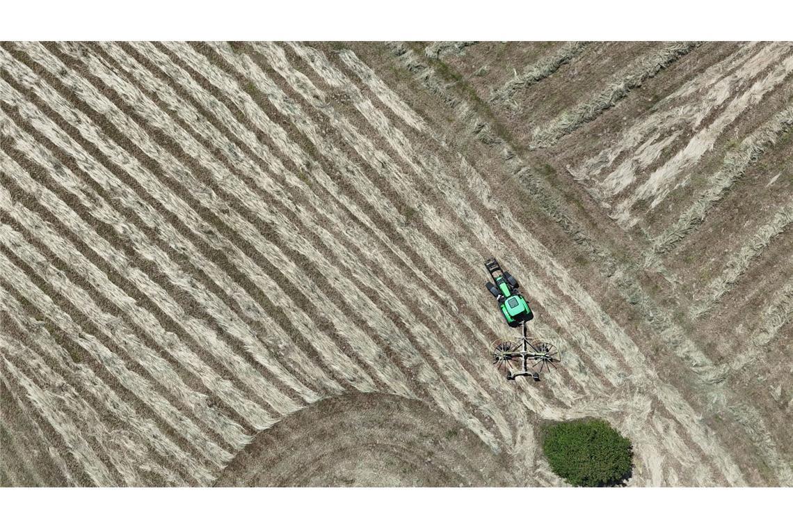Bilder des Tages Von oben gesehen: Ein Bauer fährt bei sommerlichem Wetter mit seinem Traktor über ein Feld in Bad Oeynhausen in NRW (Luftaufnahme mit einer Drohne).