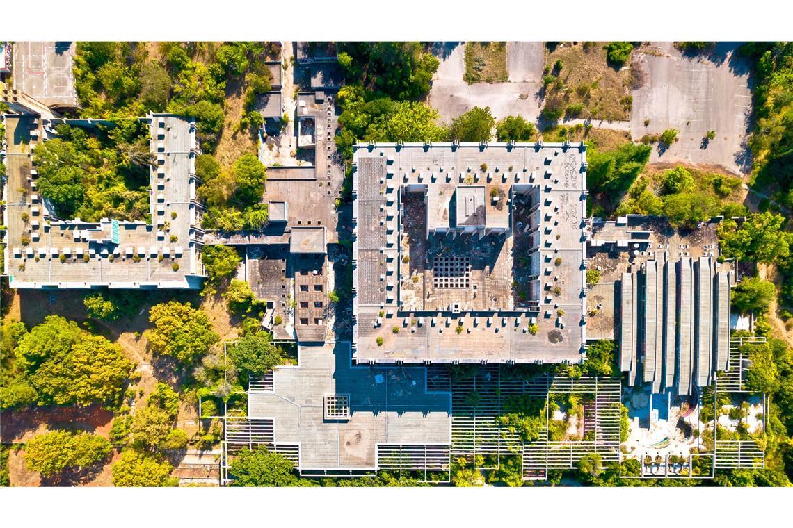 Morbider Lost Place auf windgepeitschter Urlaubsinsel Von oben sieht man wie riesig der 25 Hektar große Hotelkomplex ist.