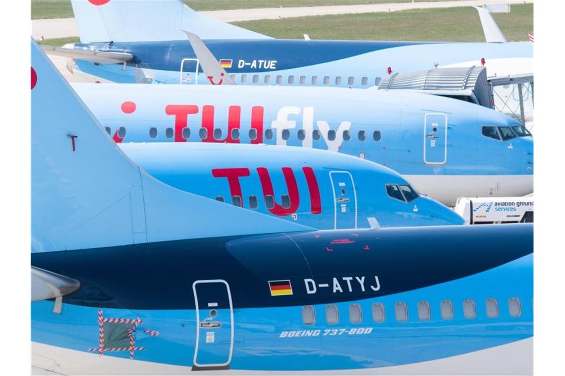 Tui streicht Stellen und hofft auf Sommerurlauber Von Oktober bis März verbuchte Tui unter dem Strich einen Verlust von 892,2 Millionen Euro. Foto: Julian Stratenschulte/dpa