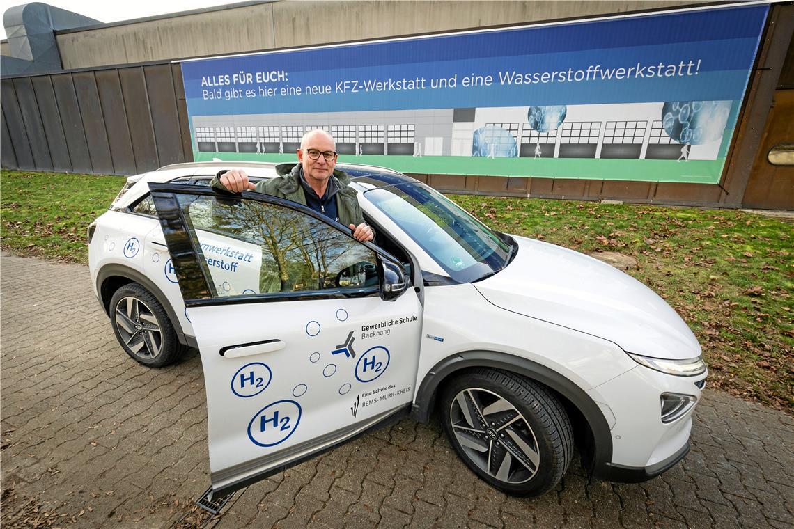 Von Passanten wird Heribert Gantner öfters auf das gut erkennbare Wasserstoffauto angesprochen. Foto: Alexander Becher