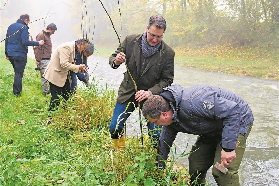 von rechts: Michael Maier (Gewässerwart Anglerverein Backnang), Landrat Richard ...