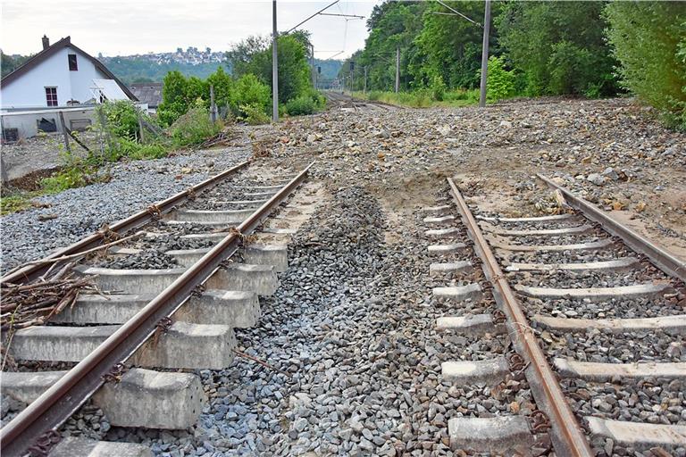 Von Reparaturarbeiten im Nachgang der Hangrutschung ist im Bereich des Bahnhofs von Kirchberg an der Murr bislang noch nichts zu sehen. Einem Bahnsprecher zufolge läuft derzeit noch die Sichtung der Schäden. Foto: Tobias Sellmaier
