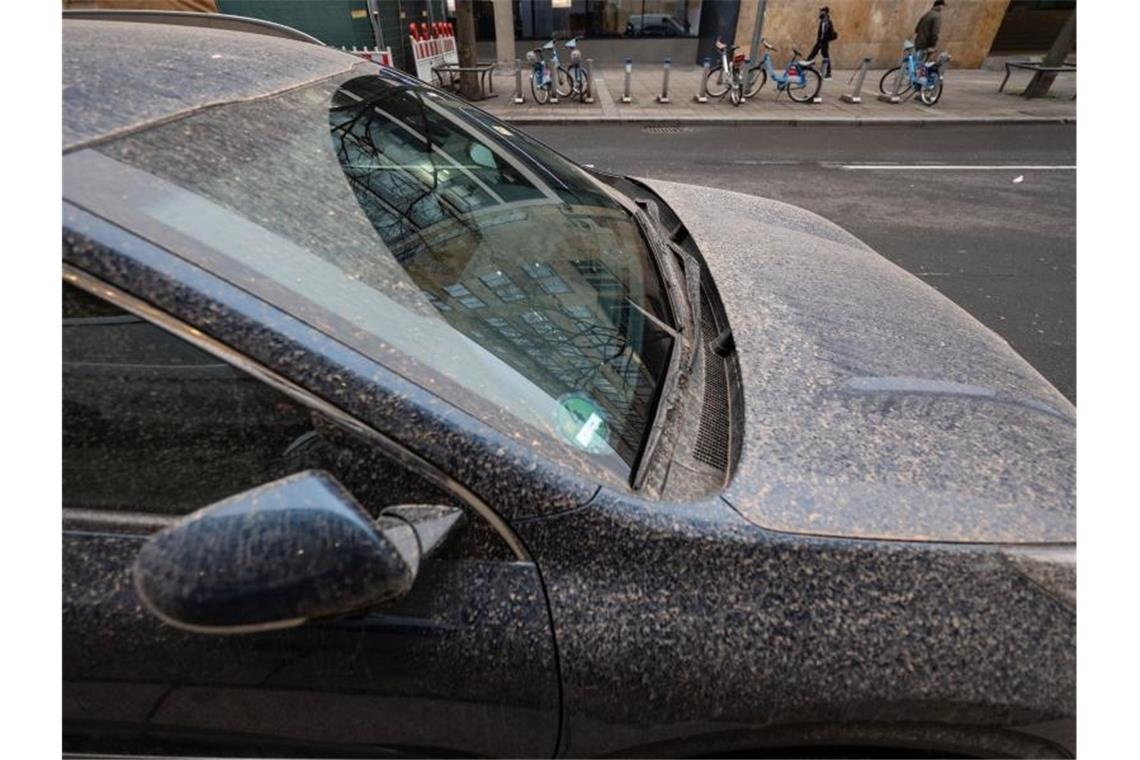 Gelber Himmel und roter Regen: Saharastaub über Deutschland Von rötlichem Staub bedecktes Auto in Stuttgart. Südwestwinde haben Wüstensand aus der Sahara zu uns geweht. Foto: Marijan Murat/dpa