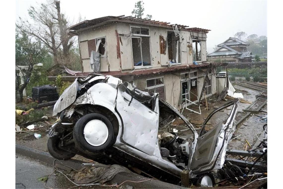 Starker Taifun sucht Tokio heim: Mindestens zwei Tote Von Taifun „Hagibis“ verursachte Schäden in der Tokioter Nachbarprovinz Chiba. Foto: Katsuya Miyagawa/Kyodo News/dpa