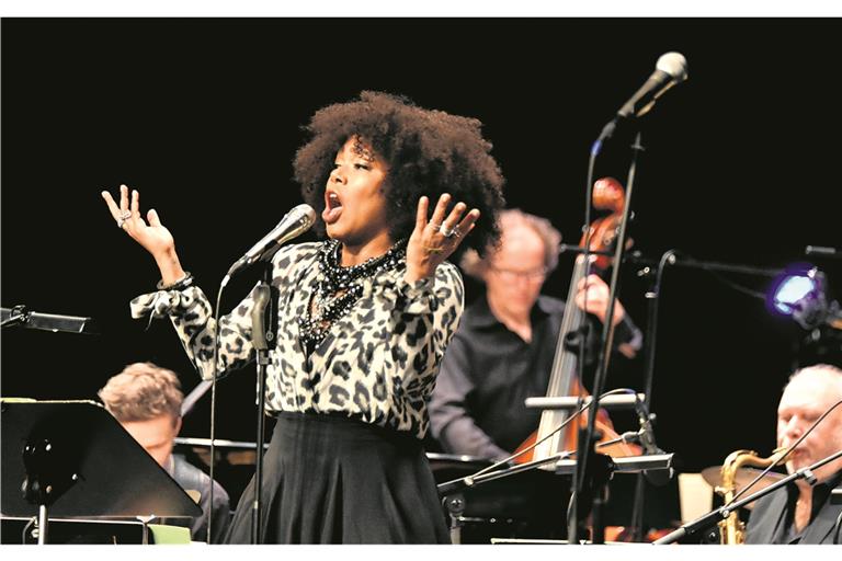 Von unschuldig bis aufreizend: China Moses beeindruckte mit ihrer Stimme. Foto: A. Becher