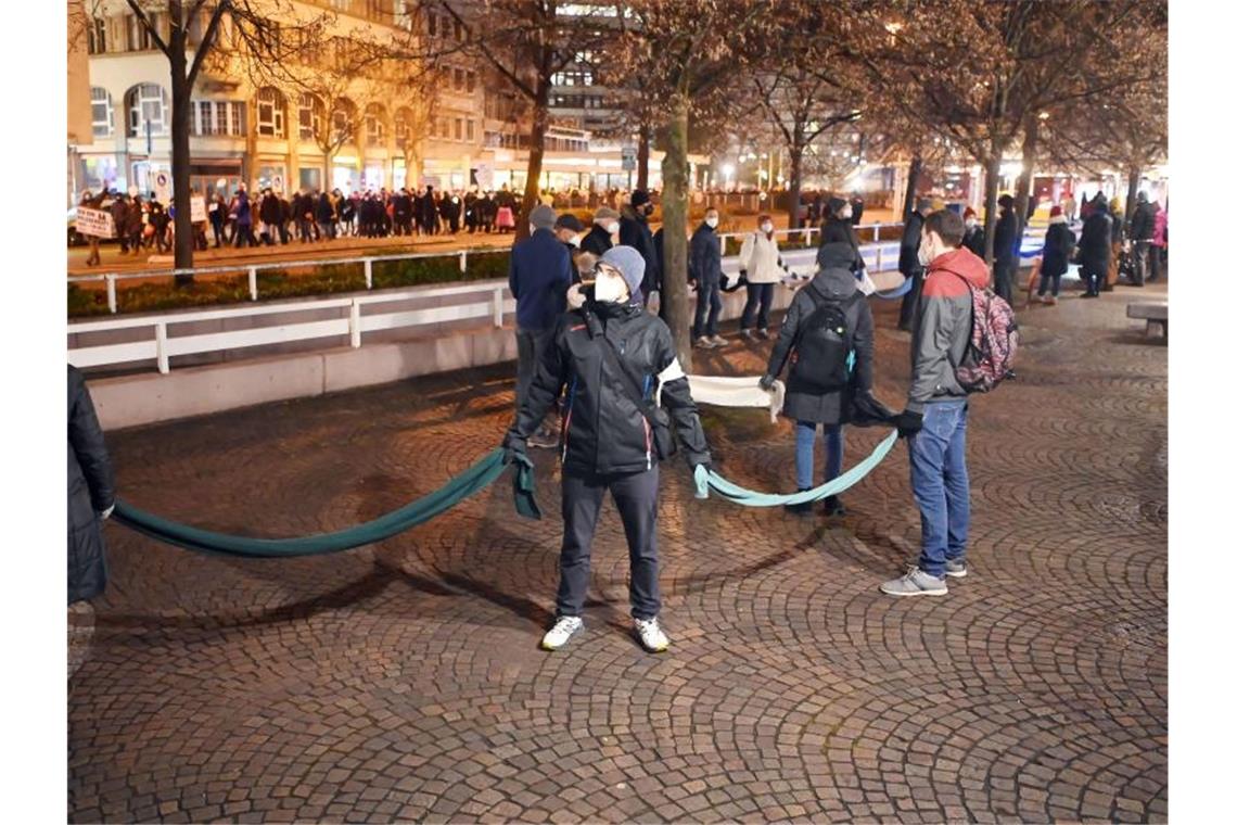 Pforzheimer Menschenkette setzt Zeichen für Zusammenhalt Von Unterstützern der Corona-Politik wird eine Menschenkette für Demokratie veranstaltet. Foto: Uli Deck/dpa