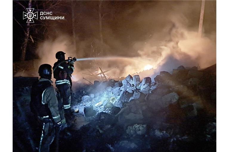 Von Waffenruhe keine Spur: Dieses Foto des staatlichen Rettungsdienstes zeigt angeblich ukrainische Feuerwehrleute in Aktion nach einem russischen Angriff auf die Region Sumy.
