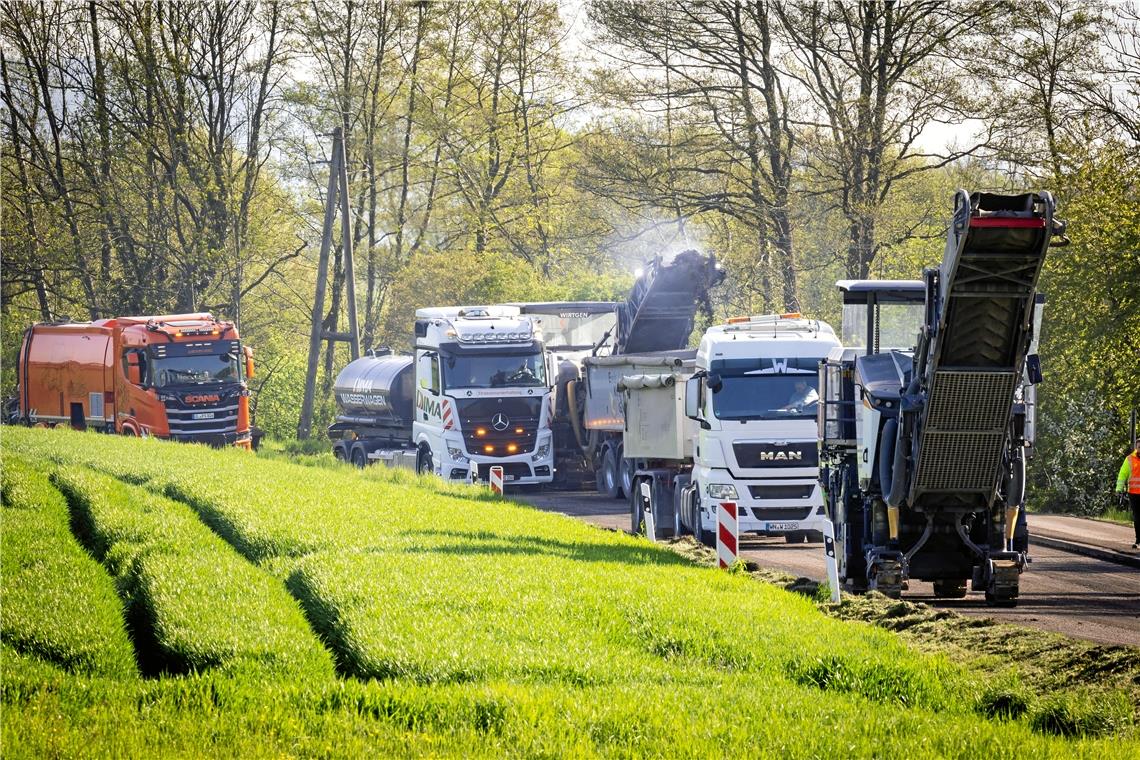 Sperrung der B14: Blechlawine schiebt sich durch die Ortsteile Von Waldrems in Richtung Maubach laufen unterdessen die Sanierungsarbeiten. Hier wird gerade der Fahrbahnbelag abgetragen.