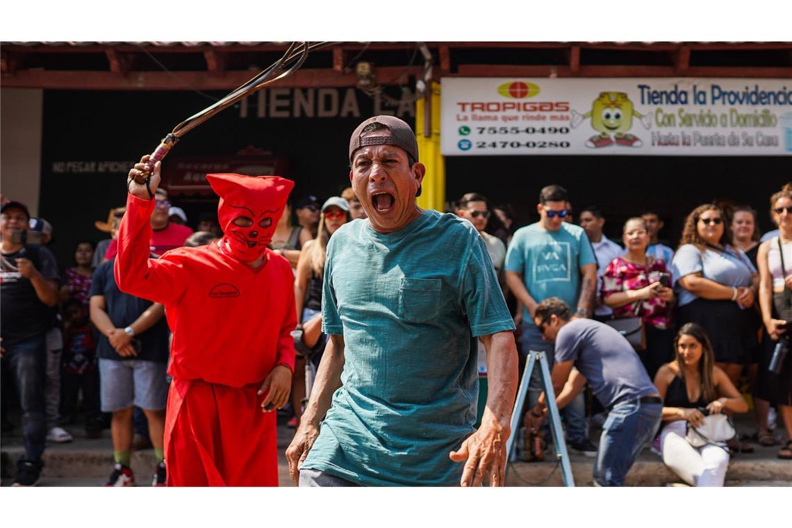 Warum in El Salvador Teufel öffentlich Sünder auspeitschen
