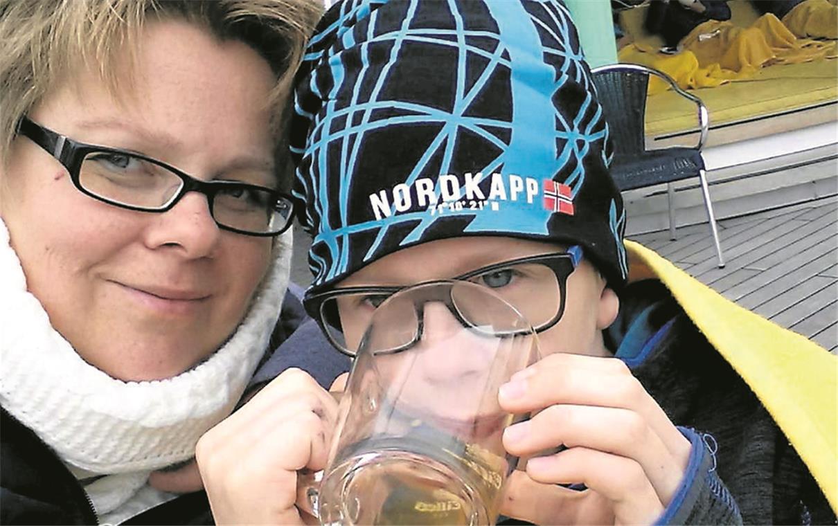 Von wegen Hitzewelle: Katja Ricardo und ihr Sohn Daniel genießen die Ferien bei einer Kreuzfahrt im kühlen Norwegen. 