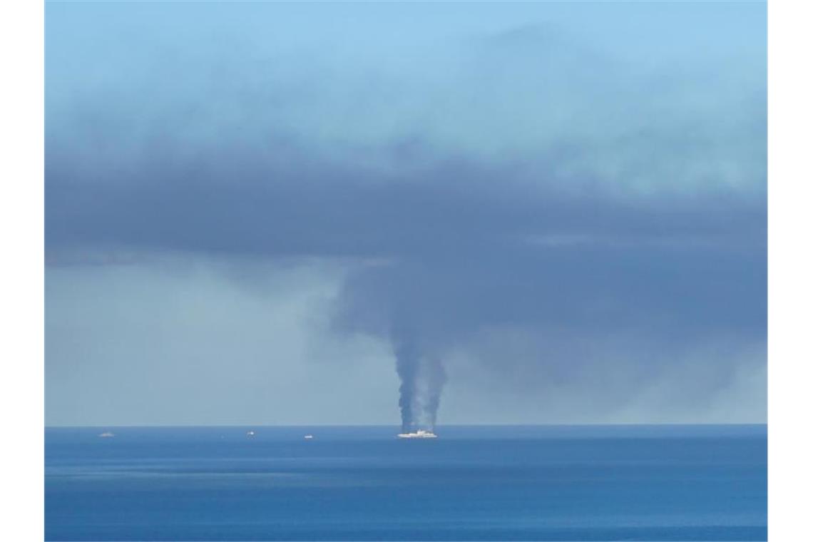 Von weit her zu sehen: Rauch steigt von einem Schiff vor der griechischen Insel Korfu auf. Foto: Jörg Dauscher/dpa