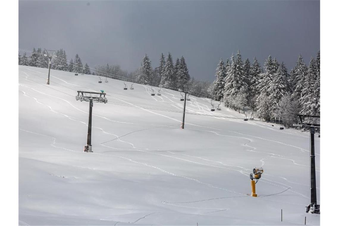 Von Wintersportlern gelegte Spuren zeichnen sich im Schnee nahe der Talstation der stillgelegten Feldbergbahn ab. Foto: Philipp von Ditfurth/dpa/Symbolbild