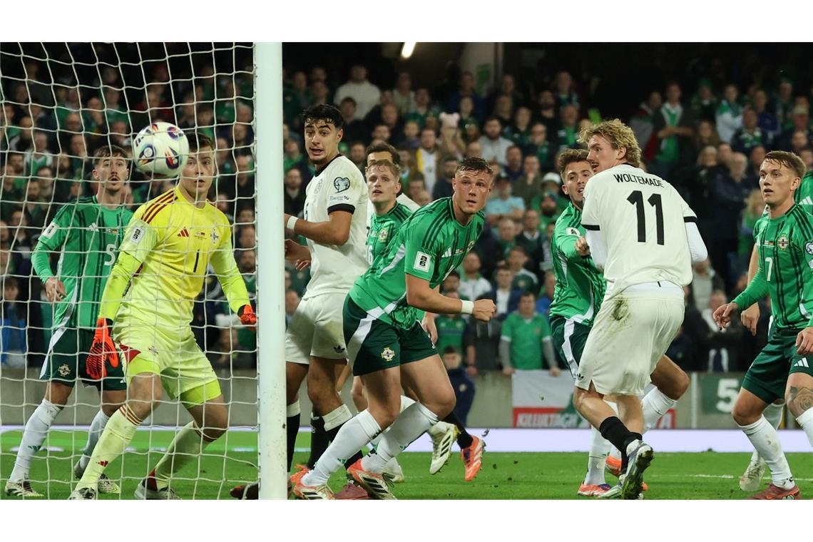 Woltemade jubelt dank Fußball-Gott und harter Arbeit Von Woltemades Schulter ging der Ball ins Tor.