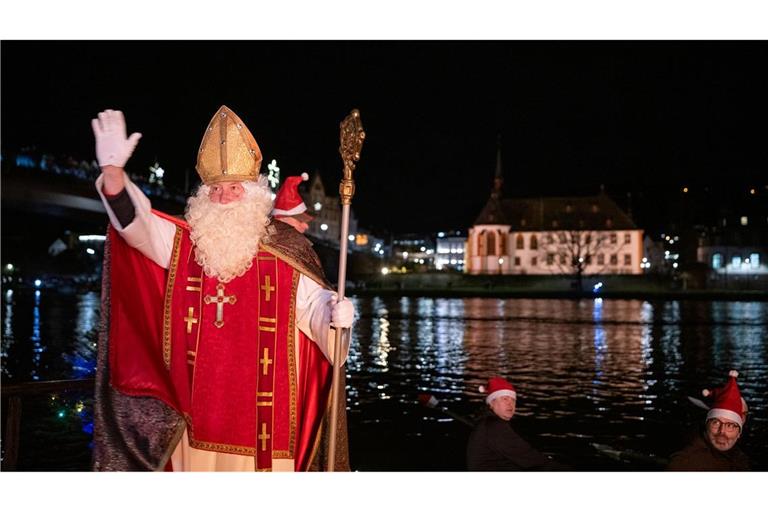 Von zahlreichen Fackelschwimmern begleitet ist der Nikolaus in Bernkastel-Kues in einem Ruderboot über die Mosel gekommen.