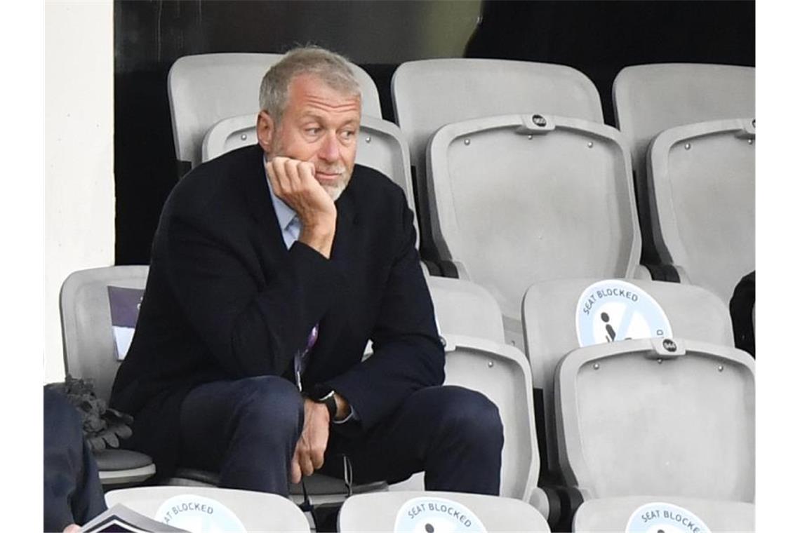 Abramowitsch stellt Chelsea zum Verkauf - Tuchel: „Ist hart“ Vor 19 Jahren stieg Roman Abramowitsch beim FC Chelsea ein. Foto: Martin Meissner/AP/dpa