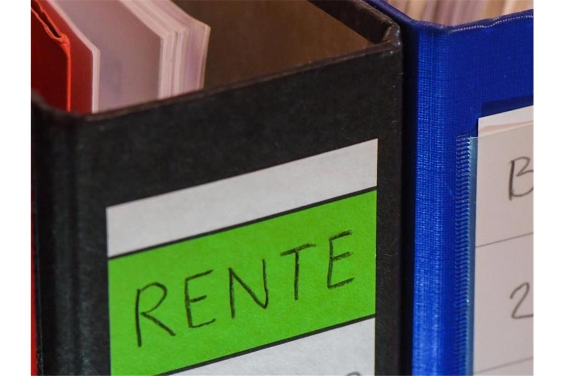 Verbraucherallianz: „Riester-Rente muss weg“ Vor 20 Jahren machte der Bundestag den Weg frei für die Riester-Rente. Ein Grund zum Feiern ist das aus Sicht von Verbraucherverbänden jedoch nicht - im Gegenteil. Foto: Patrick Pleul/dpa-Zentralbild/dpa