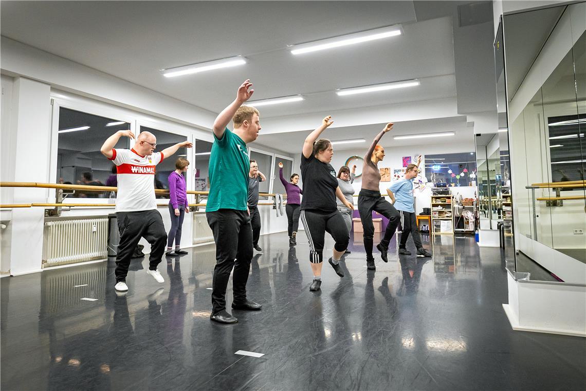 Vor 20 Jahren startete die Tanzgruppe für Kinder mit Behinderung. Claudia Rüter (Zweite von rechts) tanzt einmal pro Woche mit der Gruppe und studiert mit ihr auch Choreografien für Auftritte ein. Foto: Alexander Becher