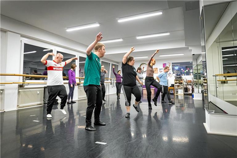 Vor 20 Jahren startete die Tanzgruppe für Kinder mit Behinderung. Claudia Rüter (Zweite von rechts) tanzt einmal pro Woche mit der Gruppe und studiert mit ihr auch Choreografien für Auftritte ein. Foto: Alexander Becher