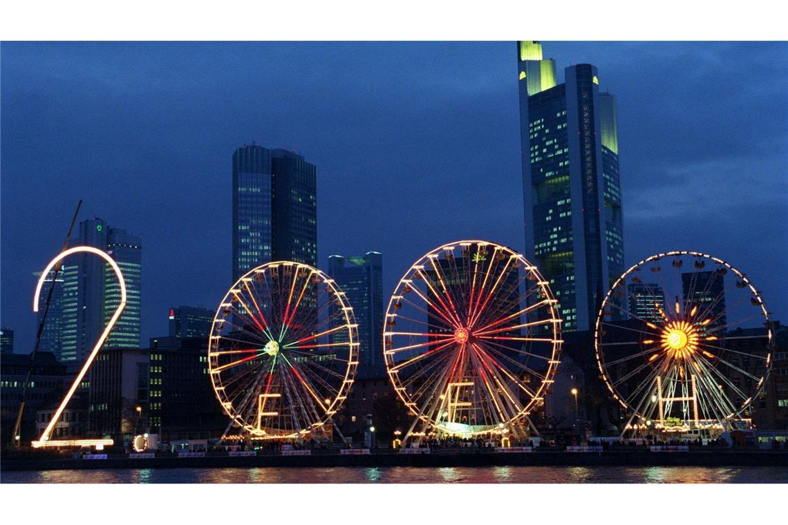 Ist schon ein Viertel des 21. Jahrhunderts vorbei? Vor 25 Jahren - Ende 1999 - bildeten eine große Stahl-"2" und drei Riesenräder in Frankfurt/Main die Jahreszahl "2000". (Archivbild)