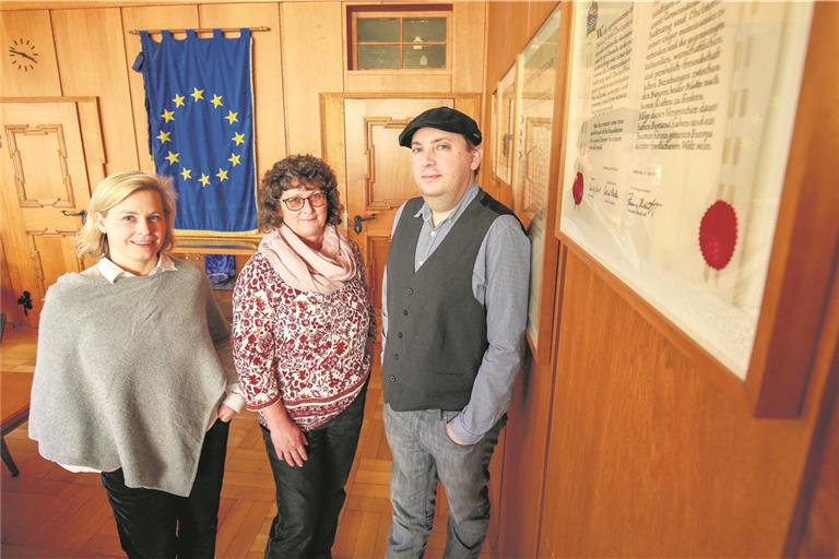 Vor 29 Jahren wurde die Partnerschaft zwischen Backnang und Chelmsford geschlossen und mit einer Urkunde besiegelt. Dorothee Ziesik, Christl Wilburn und David Whitehead (von links) wollen die Freundschaft beider Städte lebendig gestalten. Foto: A. Becher