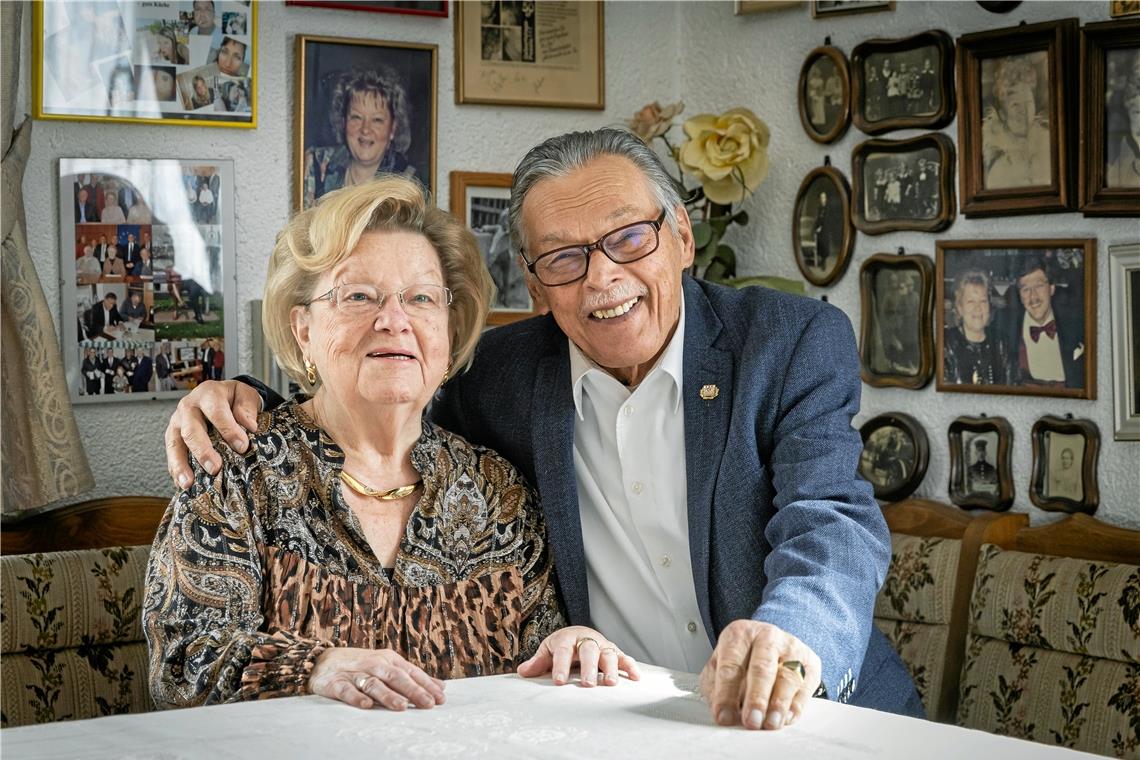 Vor 60 Jahren gaben sich Ursel und Ernst Kress auf dem Standesamt das Jawort, einen Tag später in der Kirche. Foto/Repro: Alexander Becher