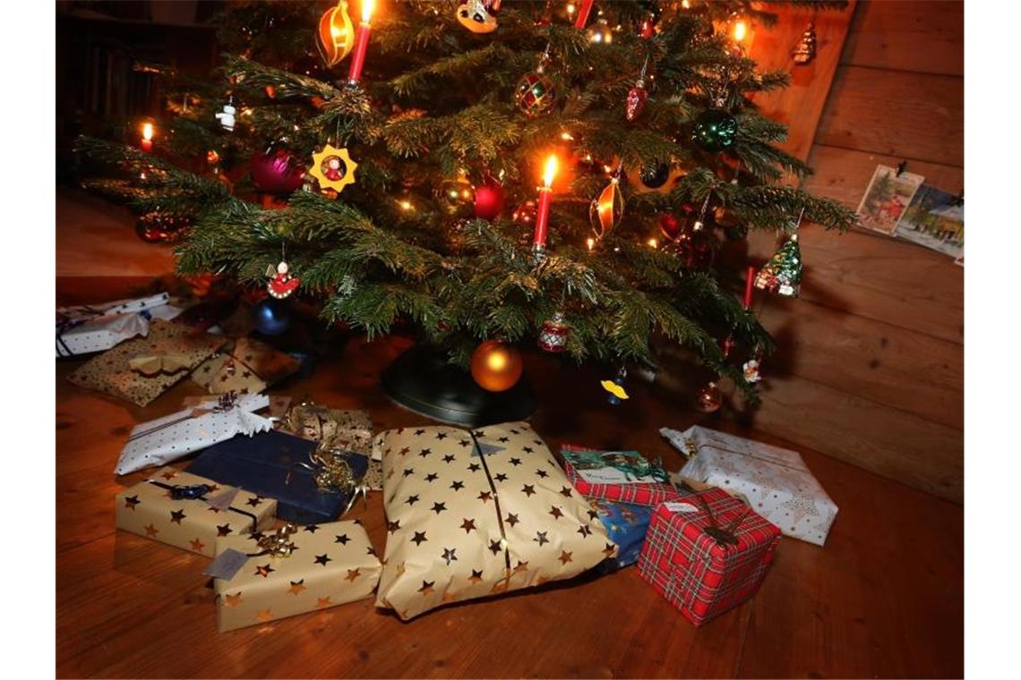 Corona-Krise: Einige Bürger wollen bei Geschenken sparen Vor allem Ältere wollen laut Umfrage in diesem Jahr weniger Geld für Geschenke ausgeben. Foto: Karl-Josef Hildenbrand/dpa