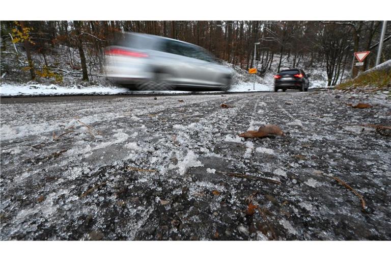 Vor allem am Montagmorgen besteht laut DWD erhöhte Glatteisgefahr. (Archivbild)