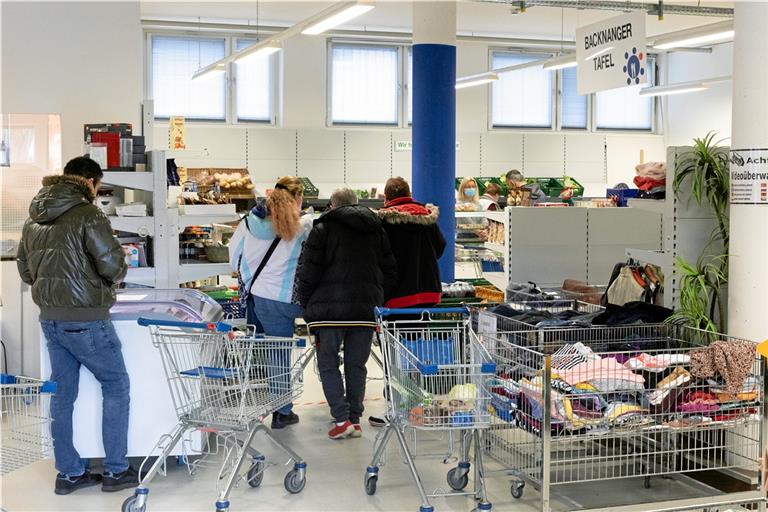 Vor allem an der Lebensmitteltheke der Backnanger Tafel ist derzeit viel los. Foto: A. Becher