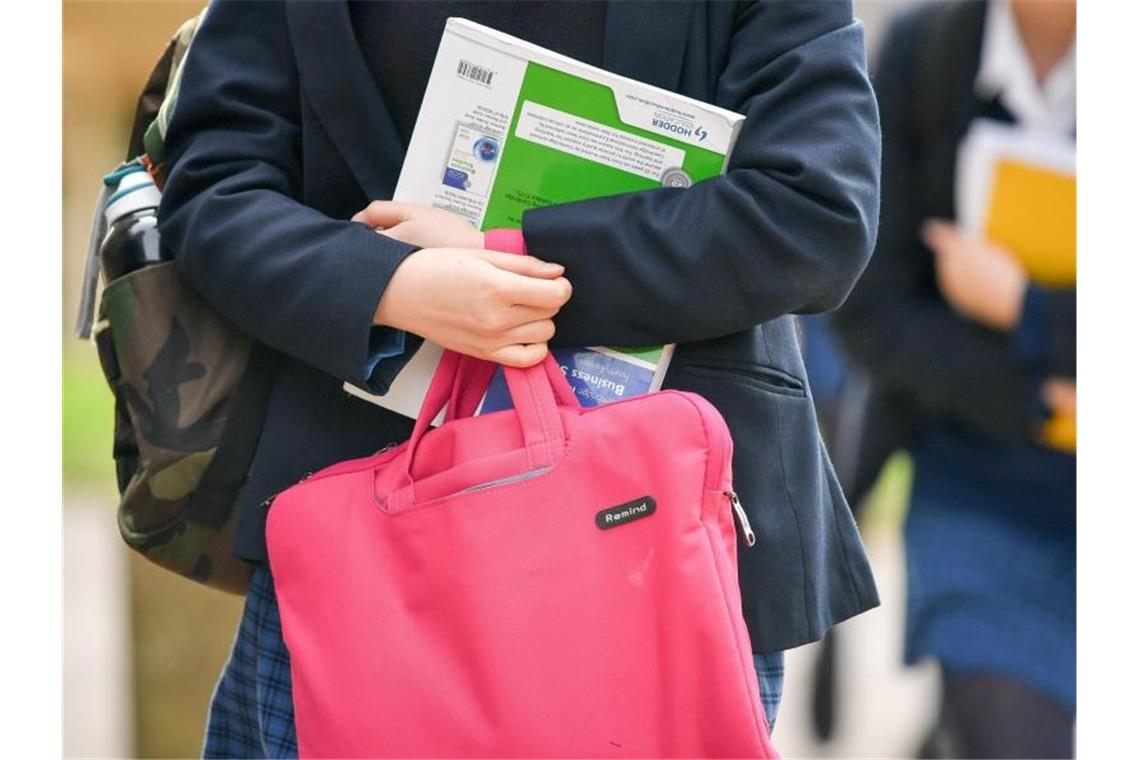 Sexuelle Belästigung an britischen Schulen weit verbreitet Vor allem außerhalb der Unterrichtsräume - in Parks oder auf Partys: Vor allem für britische Schülerinnen ist sexuelle Belästigung ein weit verbreites Problem. Foto: Ben Birchall/PA Archive/dpa