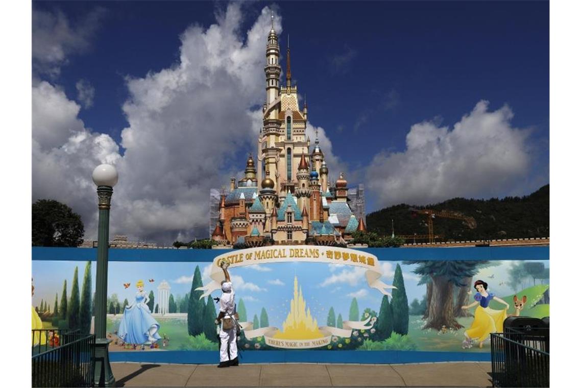 Disney macht weiter Verlust - Streaming-Geschäft boomt aber Vor allem das Geschäft mit Vergnügungsparks, das in normalen Zeiten ein wichtiger Gewinnbringer ist, bleibt belastet. Foto: Kin Cheung/AP/dpa